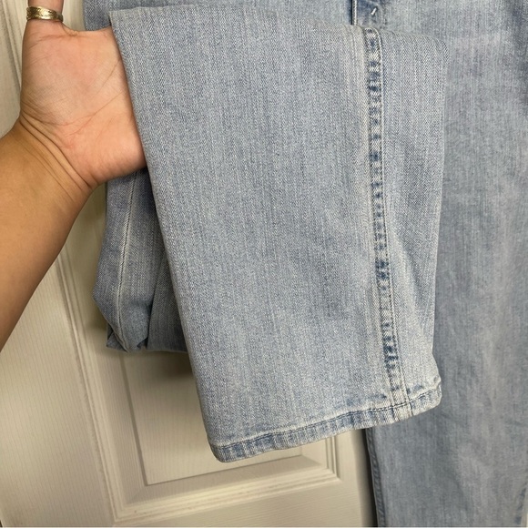 Abercrombie & Fitch
The '90s Straight Ultra High Rise Sz 6R/28 - Picture 4 of 9